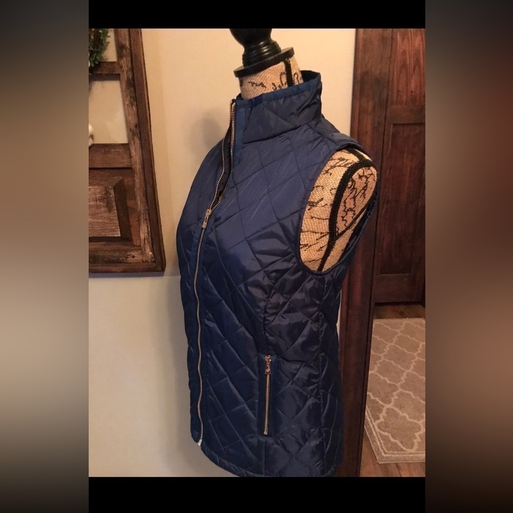 New without tags Southern Tide
Quilted Vest - Blue Night size X-small - Picture 8 of 12